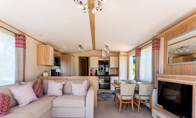 Wimborne Casa | Pass the Keys | Delightful 2 bedroom caravan with parking