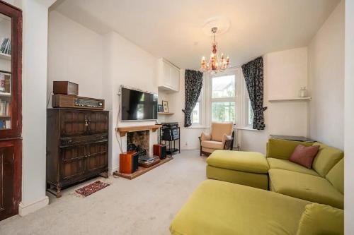 Peckham Rye Casa | Pass the Keys Large Period House with Garden near Peckham London