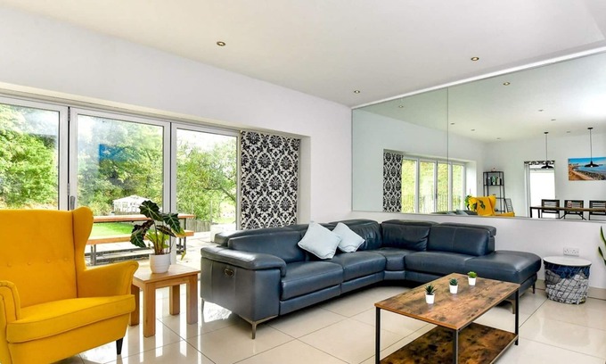 Nantgarw Casa | Pass the Keys | Spacious 5 bedroom home in beautiful location