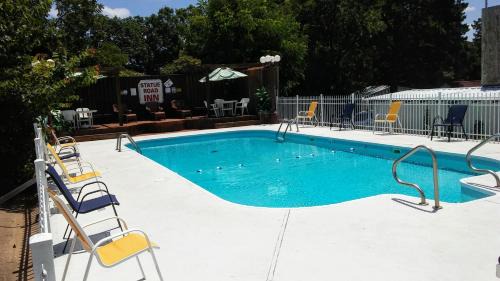 Eureka Springs Hotel | Passion Play Road Inn - Formerly Statue Road Inn