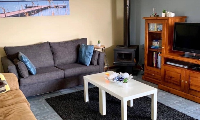 Nelson Casa | Tranquilo 3 BRM Nelson Holiday Home. A pie de río / ciudad. Acogedor fuego de leña.