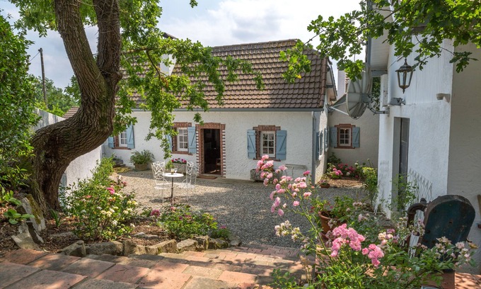 Doazon Casa | Pacífica casa rural de 6 dormitorios con amplios jardines, pista de tenis y piscina