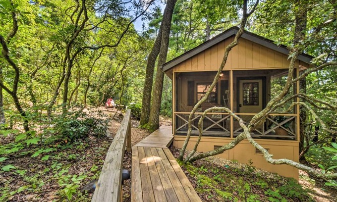 Clayton Apartamento | Peaceful Clayton Carriage House with Fire Pit!