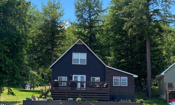Russell Cabina | Tranquila cabaña en el agua ~ kayaks, tabla de SUP, bote de remos, bañera de hidromasaje, sauna