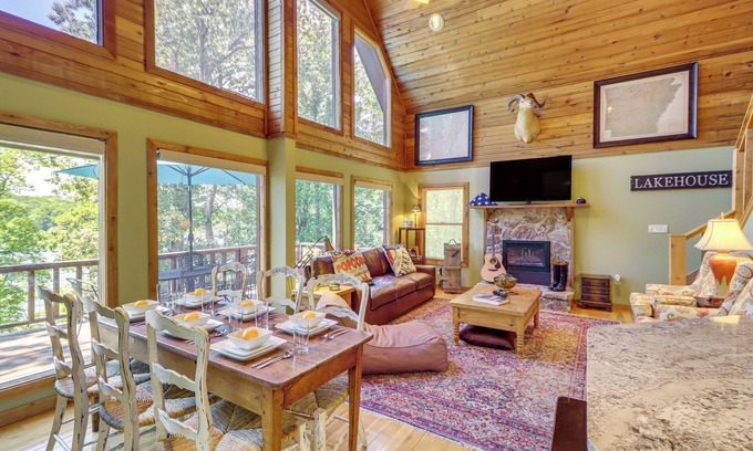 Greers Ferry Cabina | Peaceful Greers Ferry Cabin w/ Deck & Lake View!