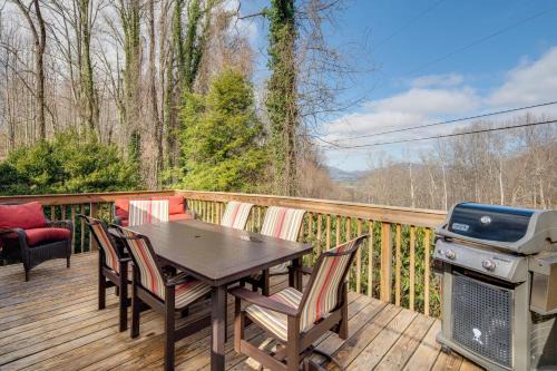 Hendersonville Casa | Peaceful Hendersonville Cabin - Hot Tub and Fire Pit