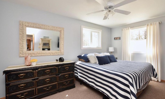 Springfield Casa | Peaceful Lakefront Cottage