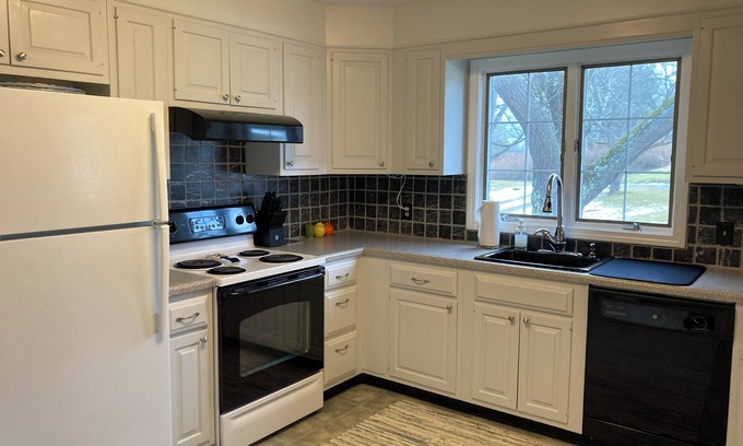 Lakeville Casa | Peaceful Lakeville Retreat Located Within Minutes to Local Schools & Summer Fun