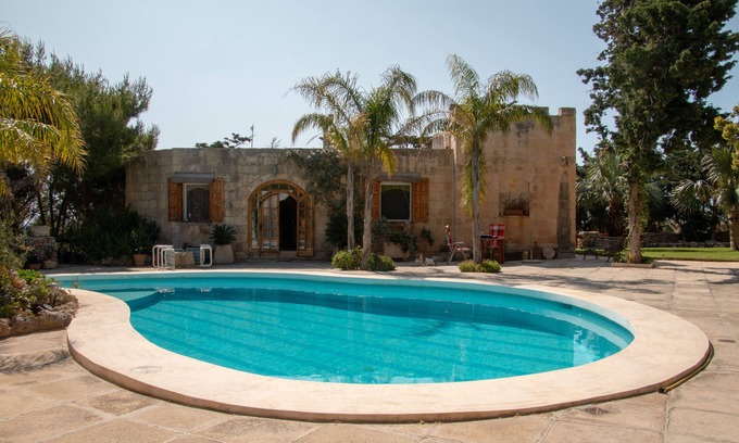 Wardija Cabaña | Ubicación tranquila en Wardija, cerca de la bahía de San Pablo: gran piscina y extensos jardines