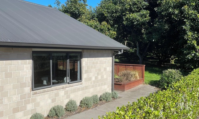 Omanawa Cabina | Relajante retiro rural en idílico huerto de aguacates