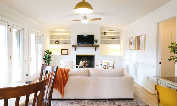 Wilson Casa | Peaceful, Well-Lit 3 Bed, 3 Bath Spacious Retreat With Mid-Century Modern Design