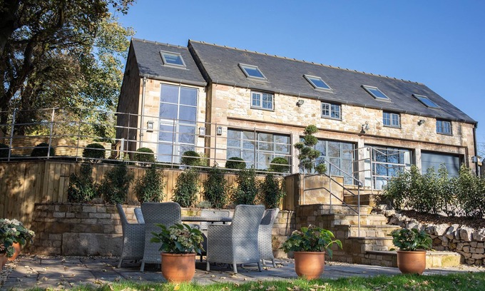 Hopton Casa | PeakDistrict Derbyshire luxury Cottage/Barn Carsington Lake views superfastWiFi