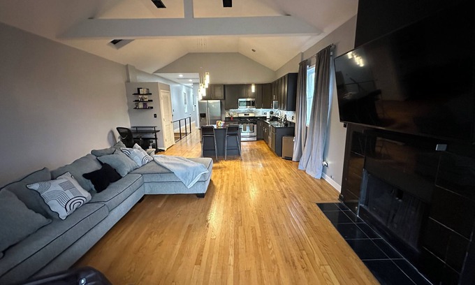 Grand Boulevard Condominio | Penthouse Condo in Chicago featuring Zero Gravity Massage Chair