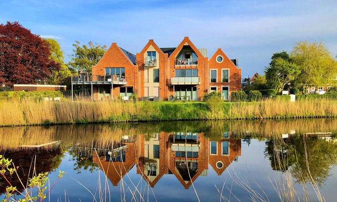 Carolinensiel Apartamento | ☼ Ático en el Harle ☼ Vida excepcionalmente hermosa directamente en el agua + sauna, chimenea