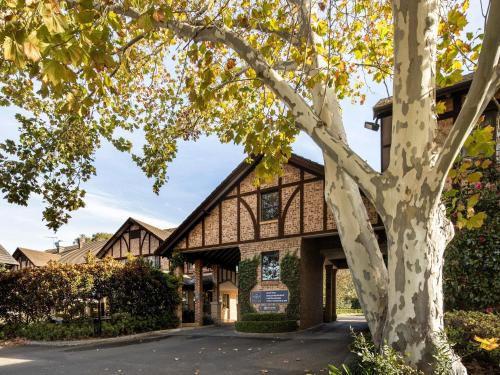 Castle Hill Hotel | Peppers The Hills Lodge