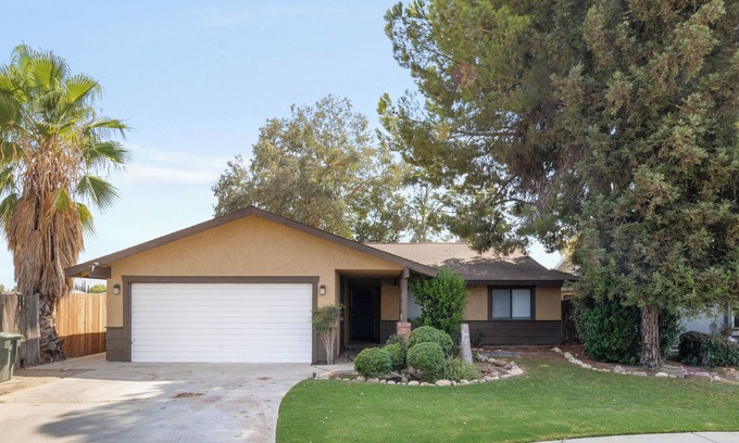 Pumpkin Center Casa | Perfect getaway in the 93313 neighborhood! Close to Downtown!