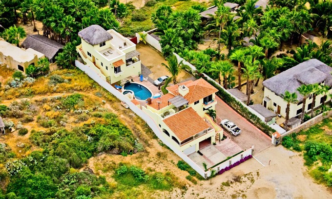 El Pescadero Villa | Pescadero Palace 3BR Guest House con piscina, jacuzzi y frente a Surf!