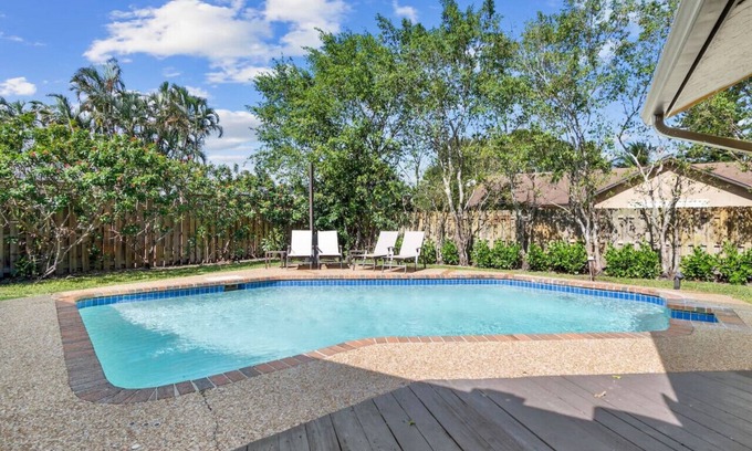 Tropic Palms Apartamento | Pet Friendly 8 Min to Atlantic Ave w/ Heated Salt Pool