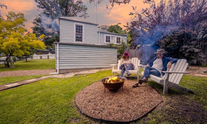 Mount Victoria Casa | Pet-Friendly Blue Mountains Cottage with Indoor Fireplace