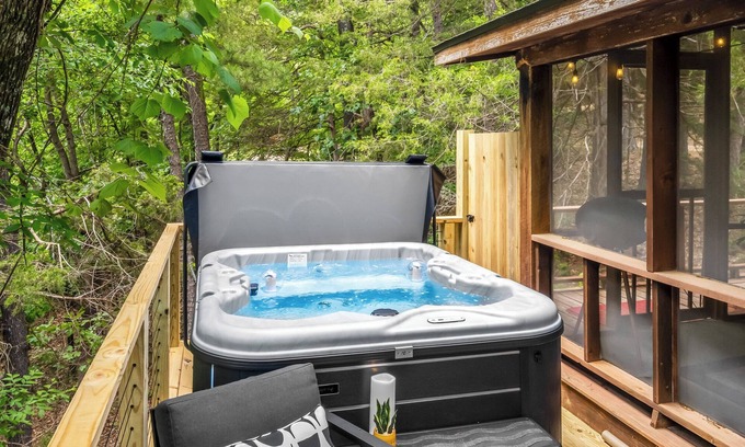 Eureka Springs Cabina | Pet-Friendly Cabin | Balcony · Hot Tub · Starlink