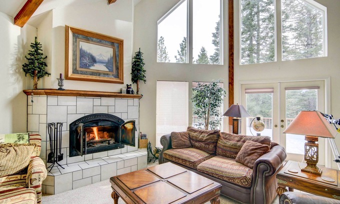 Lake Almanor West Cabina | Pet-Friendly California Cabin w/ Beach Access