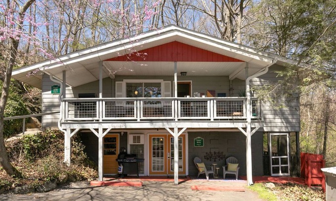 East End - Valley Street Chalet De Esquí | Pet Friendly Chalet, Tucked in the Trees and only three minutes from downtown!