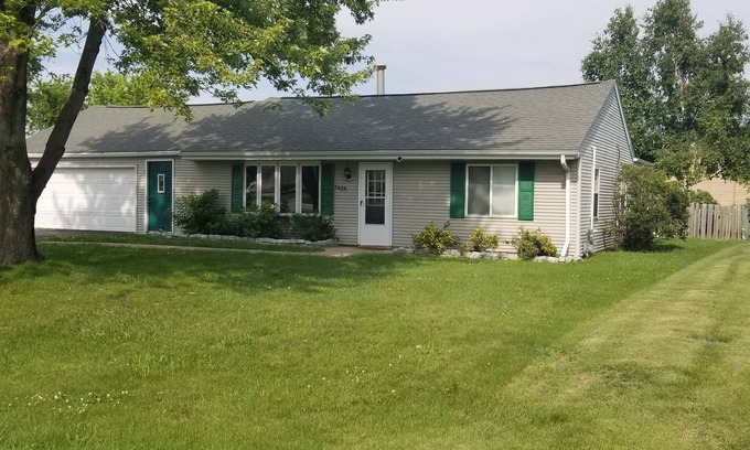 Menasha Casa | **Pet Friendly-Fenced In Yard** Centrally located in Fox Crossings / Menasha