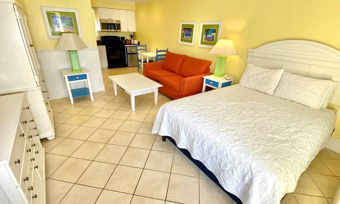 Atlantic Beach Hotel | Pet-friendly, Full Kitchen - 3 Blocks to Beach! Unit 403