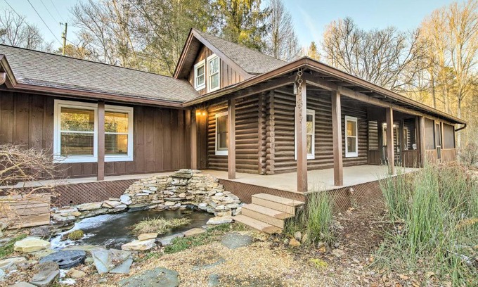 Gatlinburg - Pigeon Forge Casa | Pet-Friendly Gatlinburg Cabin with Hot Tub!