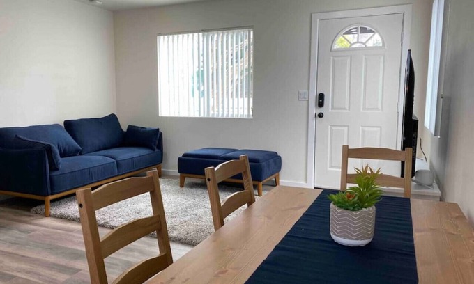 Bonita Casa | Pet Friendly ! - King Bed, Bk Yard, Wifi, Parking.