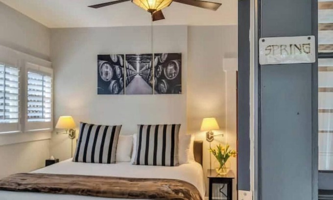 Calistoga Hotel | Pet-Friendly King Retreat w/ Private Porch. Walk to Best Calistoga Restaurants