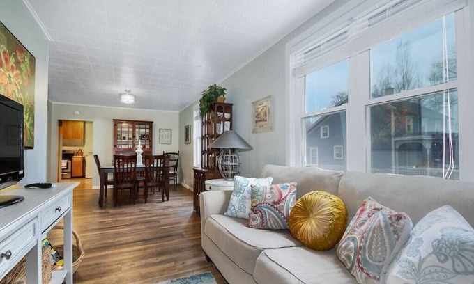 Manistee Casa | Casa que admite mascotas cerca de todo.