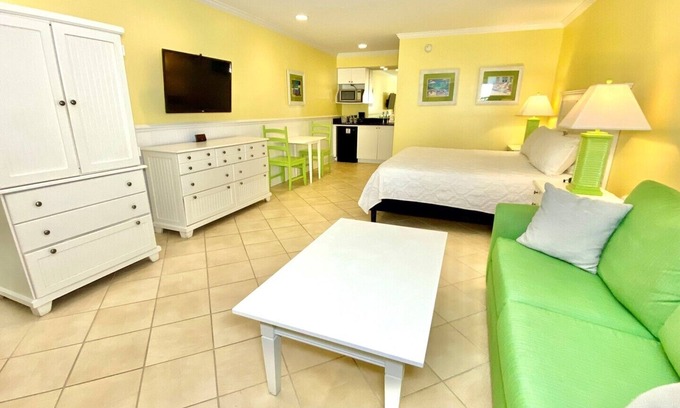 Atlantic Beach Hotel | Pet-friendly - Pool - 3 Blocks to Beach! Unit 303