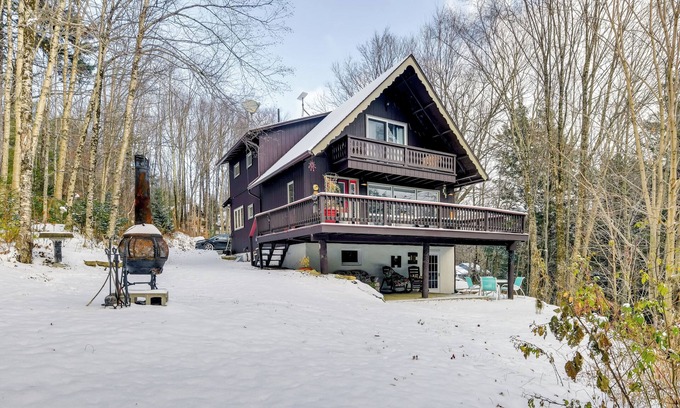 Montgomery Center Casa | Pet-Friendly Home w/ Deck: 4 Mi to Jay Peak Resort