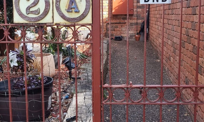 Bass Hill Casa | Pet Friendly Large 3 Bedroom House 2 Living Areas Ensuite & Outdoor Areas