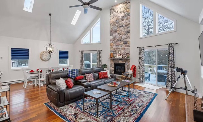 Albrightsville Casa | Petrarch Pines Chalet – Modern Retreat w/ Hot Tub + Year-Round Activities