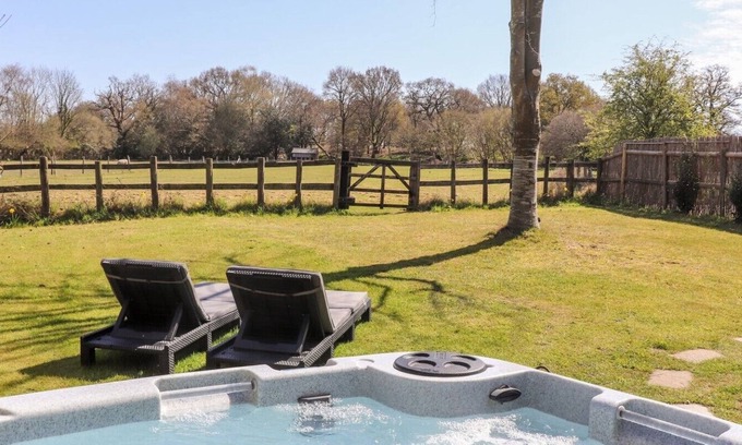 Wimborne Cabina | Pheasant Lodge a peaceful countryside hot tub retreat
