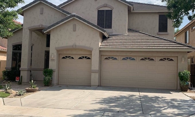 Legacy Casa | Phoenix 4 Bedroom Villa on Golf Course Sleeps 8-10, Private Heated Pool, Hot Tub