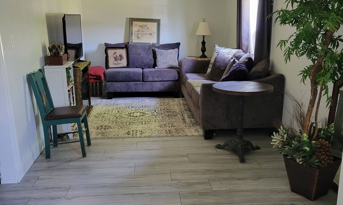 Green Forest Cabaña | Pickens Place Cheerful, Cozy Cottage