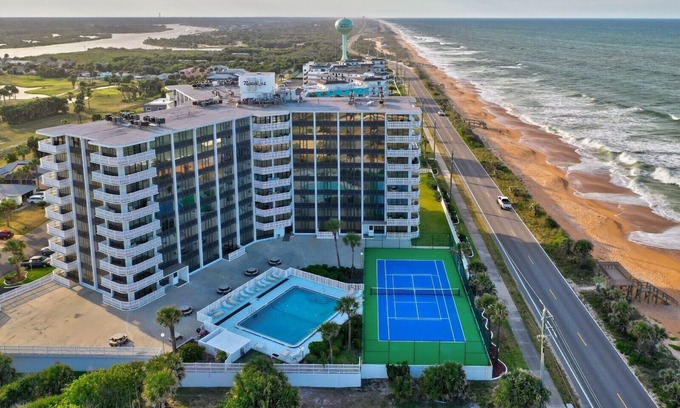 Flagler Beach Condominio | Pickleball, Pups, and Sunsets in beautiful Flagler Beach!