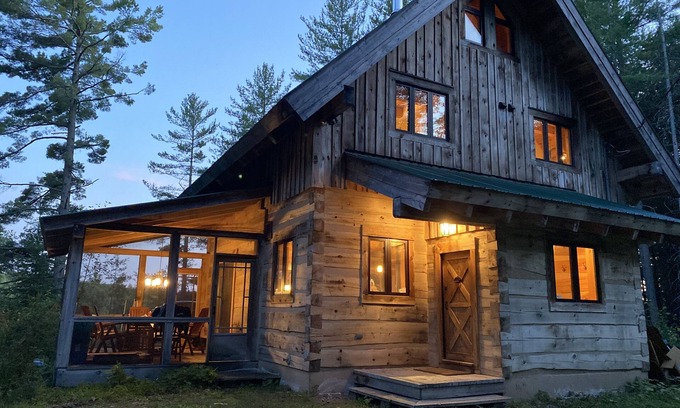 La Peche Cabaña | Picturesque Square Timber Lakeside Home