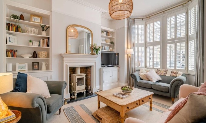 Clevedon Casa | *Pierside Coastal Retreat* Luxury, family friendly, sleeps 10. Steps to the sea.