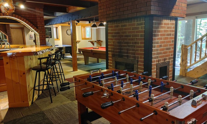 North Conway Casa | Pine Brook Lodge: mesa de billar, CA, sauna, chimenea, internet, bar, caminar a la ciudad