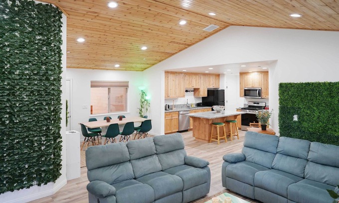 Pine Mountain Club Villa | Pine Mountain Club Villa w/ Sauna, Deck + Views!