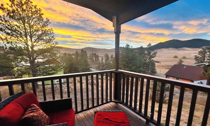 Loveland Cabina | Pinewood Lake Cabin - Deck view and cozy interior.