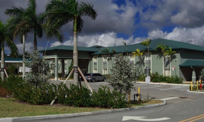 West Palm Beach Hotel | Pioneer Inn