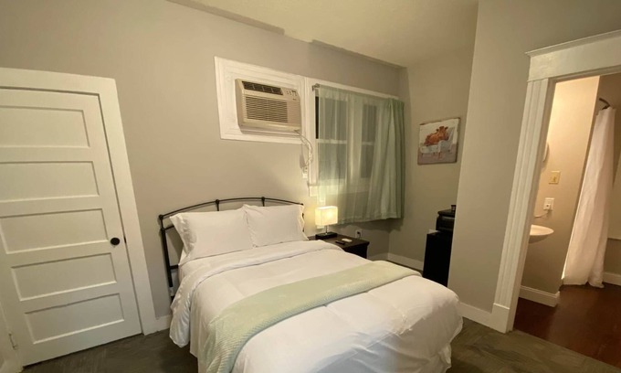 Leitchfield Casa | Pistachio Mini Room 🚭