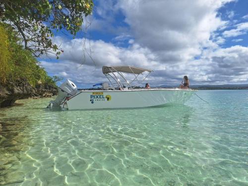 Trou d'Eau Douce Alquiler De Eote | Pixel Cruise