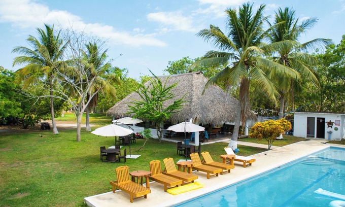Monterrico Chalet De Esquí | Playa Bambú-Casa completa para 16-32 personas con piscina cerca al mar.
