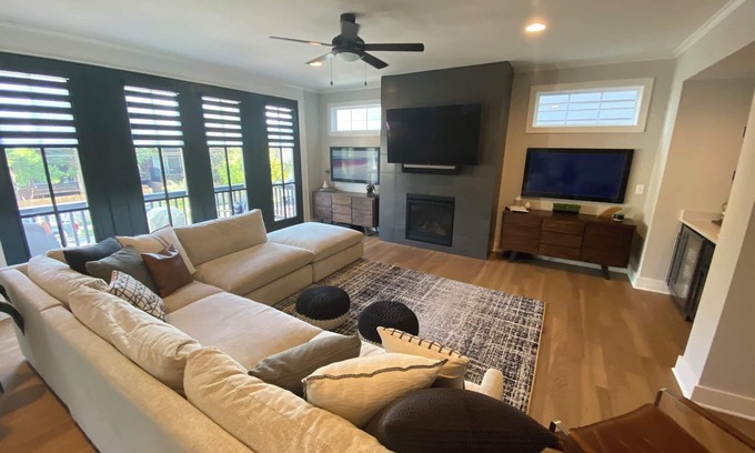 Plaza Westport Casa | Plaza Place - 5 minute walk to Country Club Plaza